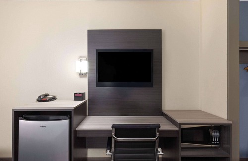 Perry Hotel | Budget-Friendly Stay at Travelodge by Wyndham Perry GA