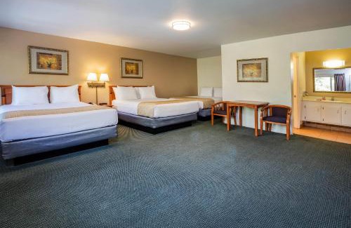 Red Bluff Cabin | Budget-Friendly Econo Lodge with Ocean View and Pool