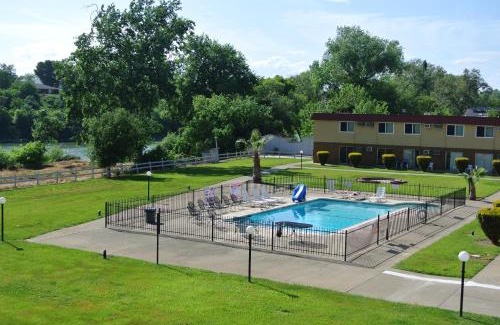 Red Bluff Cabin | Budget-Friendly Econo Lodge with Ocean View and Pool