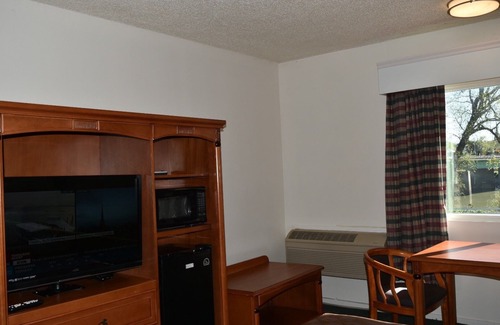 Red Bluff Hotel | Budget-Friendly Econo Lodge with Pool and Breakfast