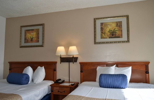 Red Bluff Hotel | Budget-Friendly Econo Lodge with Pool and Breakfast