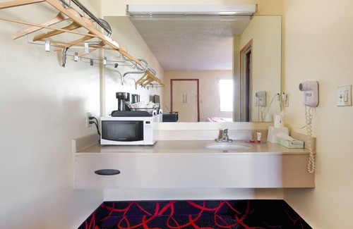 Richmond Hotel | Convenient Travelodge by Wyndham Richmond IN with Breakfast