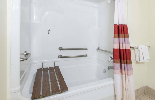 Romulus Hotel | Convenient Travelodge by Wyndham near Detroit Airport