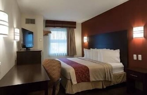 Romulus Hotel | Convenient Travelodge by Wyndham near Detroit Airport