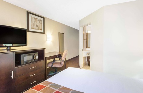 Romulus Hotel | Convenient Travelodge by Wyndham near Detroit Airport