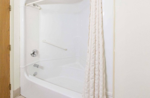 Romulus Hotel | Convenient Travelodge by Wyndham near Detroit Airport