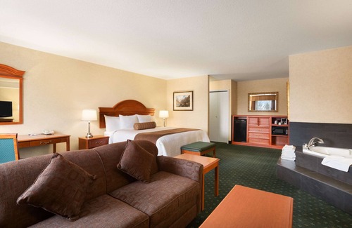 Strathmore Hotel | Exceptional Travelodge by Wyndham Strathmore with Spa & Pool