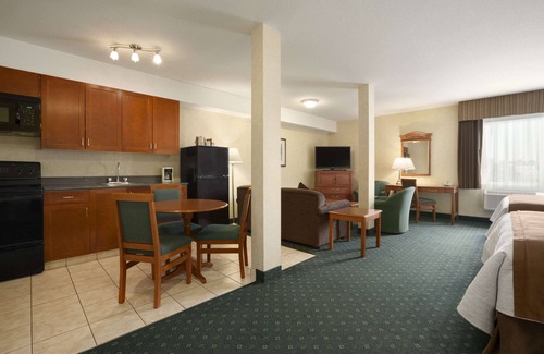 Strathmore Hotel | Exceptional Travelodge by Wyndham Strathmore with Spa & Pool