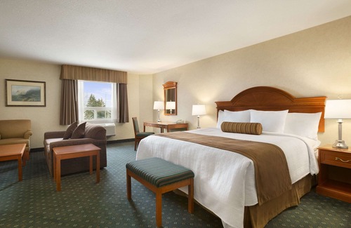 Strathmore Hotel | Exceptional Travelodge by Wyndham Strathmore with Spa & Pool