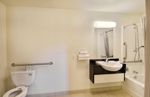 Brattleboro Hotel | Accessible Travelodge in Brattleboro, VT - Family-Friendly Stay
