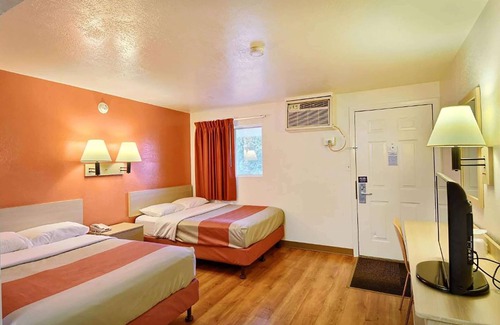 Brattleboro Hotel | Accessible Travelodge in Brattleboro, VT - Family-Friendly Stay
