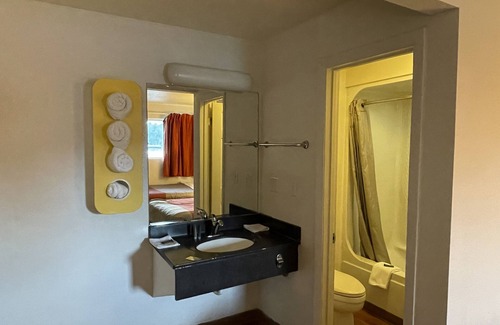 Brattleboro Hotel | Accessible Travelodge in Brattleboro, VT - Family-Friendly Stay
