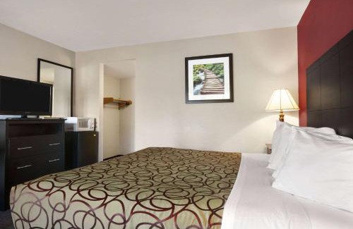 Traverse City Hotel | Pet-Friendly Travelodge in Traverse City with Ocean Views