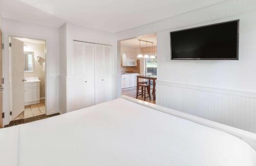 Traverse City Hotel | Pet-Friendly Travelodge in Traverse City with Ocean Views