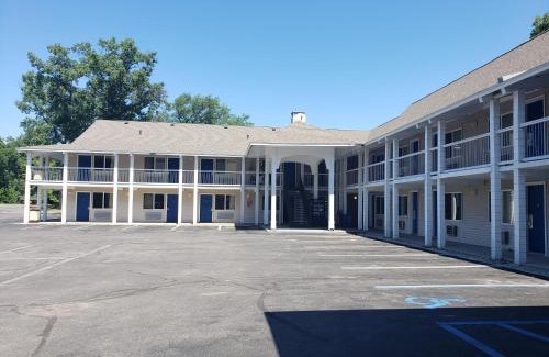 Traverse City Hotel | Pet-Friendly Travelodge in Traverse City with Ocean Views