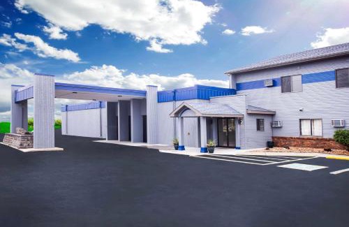 Wahpeton Hotel | Pet-Friendly Travelodge by Wyndham Wahpeton with Pool Access