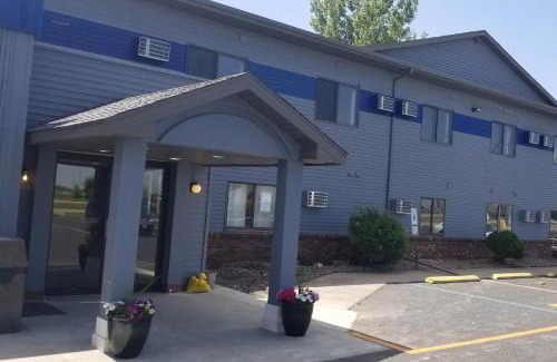 Wahpeton Hotel | Pet-Friendly Travelodge by Wyndham Wahpeton with Pool Access