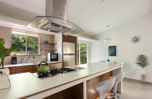 South River City House | Modern Travis Heights Retreat with Kitchen - Rated 9/10