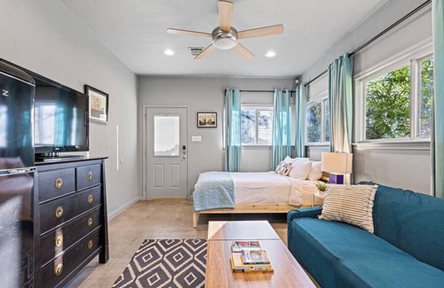 Greater South River City House | Inviting Travis Heights Studio: Remodeled Retreat Near South Congress