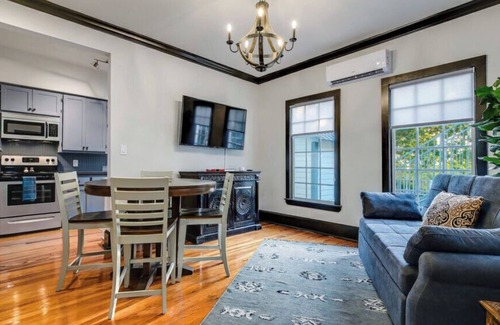 Marble Falls Condo | Relax at Travis L.B.J Historic Downtown Marble Falls Suites