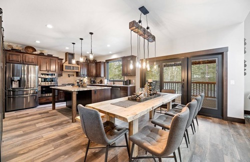 Lead House | Trax N Trailz Lodge: Hot Tub, Home Theatre & Clubhouse Access