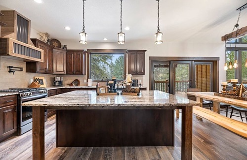 Lead House | Trax N Trailz Lodge: Hot Tub, Home Theatre & Clubhouse Access