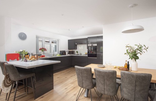 Goonhavern House | Tre Lowen - sleeps 8 guests in 4 bedrooms
