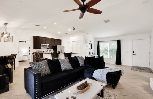 Port Saint Lucie House | Experience Treasure Coast: King Size Suite with Breakfast