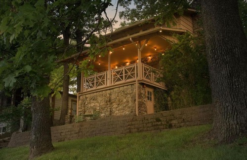 Branson House | Delightful Treasure Cottage: Family-Friendly with Pool Access