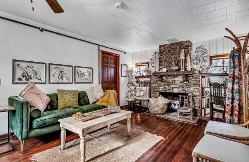 Branson House | Delightful Treasure Cottage: Family-Friendly with Pool Access