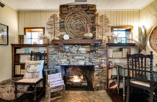 Branson House | Delightful Treasure Cottage: Family-Friendly with Pool Access