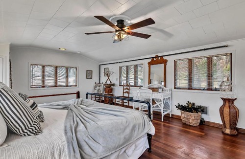 Branson House | Delightful Treasure Cottage: Family-Friendly with Pool Access