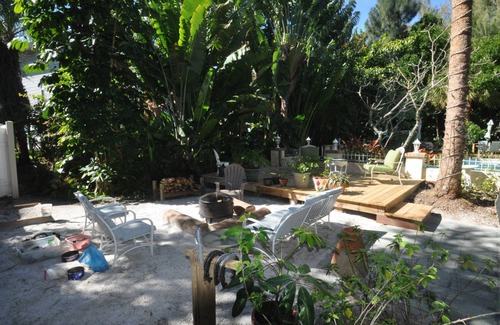 Treasure Island Apartment | Experience Treasure Island Beach Retreat with Pool & Kitchen