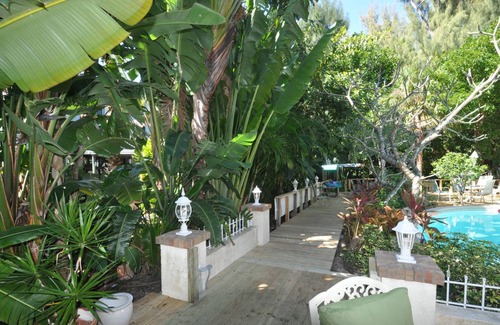 Treasure Island Apartment | Experience Treasure Island Beach Retreat with Pool & Kitchen
