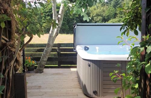 Annan House | Top-Rated Trebor Cottage with Hot Tub & Family-Friendly Vibes