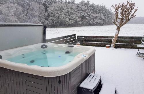 Annan House | Top-Rated Trebor Cottage with Hot Tub & Family-Friendly Vibes