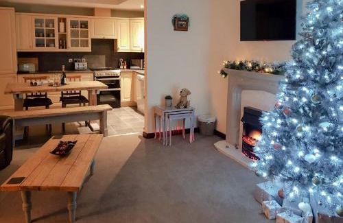 Annan House | Top-Rated Trebor Cottage with Hot Tub & Family-Friendly Vibes