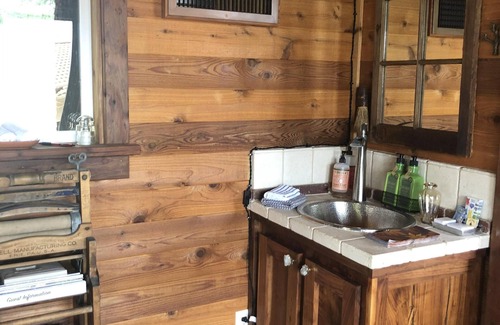 Atascadero Cabin | Cozy Tree Cabin for 2 Near San Luis Obispo & Morro Bay