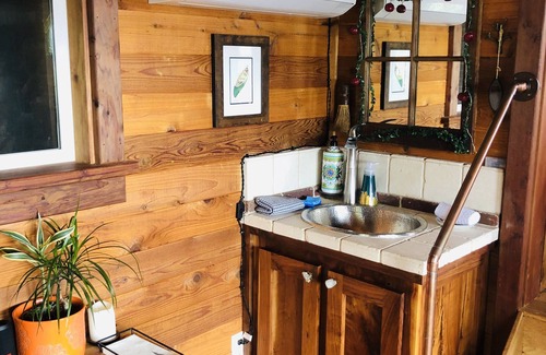 Atascadero Cabin | Cozy Tree Cabin for 2 Near San Luis Obispo & Morro Bay