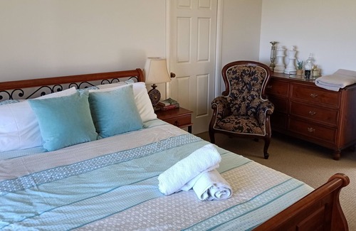 Clagiraba House | Tree Change Escape 4bed $M Gold Coast Skyline Views, Tranquil, Cozy, Convenient
