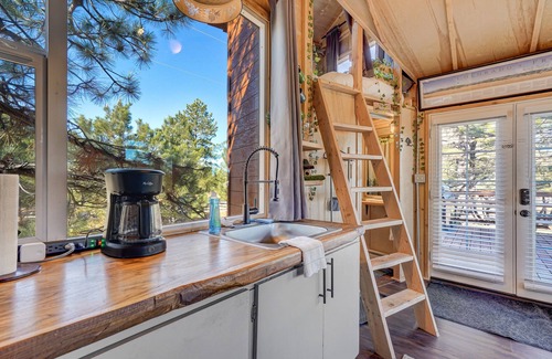 Larkspur House | Cozy Tree Fort Escape with Breakfast and Family Amenities