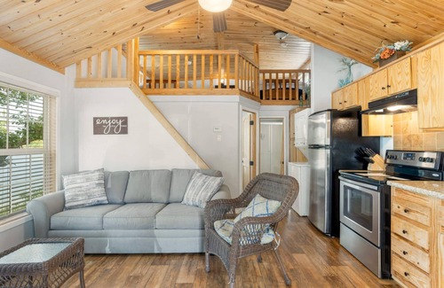 Sperry Cottage | Cozy Treehouse Cabin Retreat at Skiatook Lake