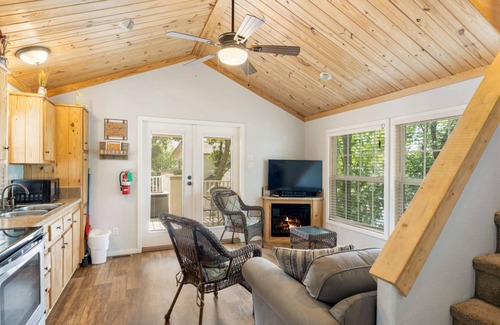 Sperry Cottage | Cozy Treehouse Cabin Retreat at Skiatook Lake