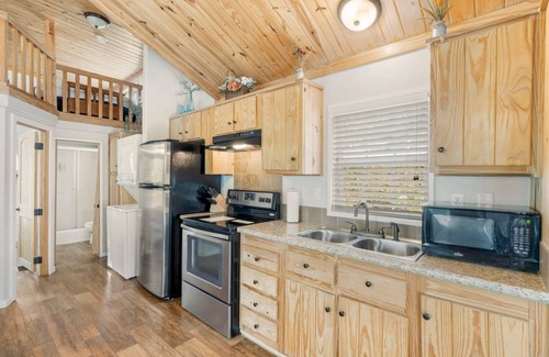 Sperry Cottage | Cozy Treehouse Cabin Retreat at Skiatook Lake