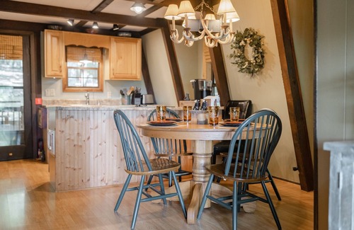 Walnut Mountain Cabin | Treehouse Retreat with Jacuzzi, Scenic Views & Gaming Fun