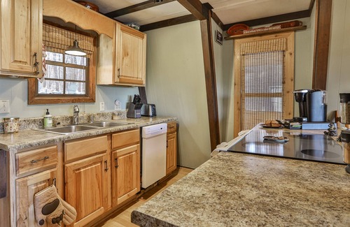 Walnut Mountain Cabin | Treehouse Retreat with Jacuzzi, Scenic Views & Gaming Fun