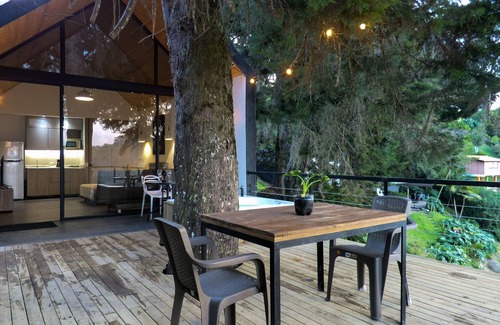 Guatape Cabin | Tree House: Delightful Cabin with Jacuzzi & Ocean View