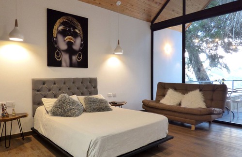 Guatape Cabin | Tree House: Delightful Cabin with Jacuzzi & Ocean View