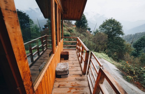 Banjar Cabin | Cozy Tree House: Pet-Friendly Retreat for Families