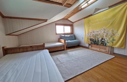 Downtown House | Cozy Tree House Guesthouse: Family-Friendly with Breakfast